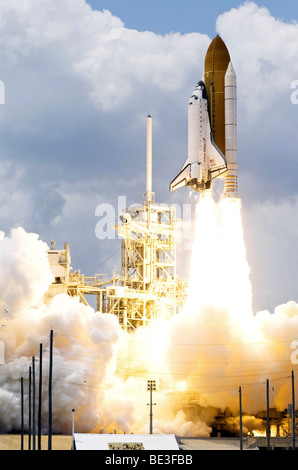 Space Shuttle Atlantis lifts off from its launch pad toward Earth orbit. Stock Photo