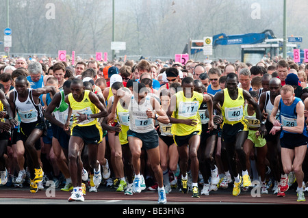 Sabrina Mockenhaupt, middle, between numbers 16 +11, subsequent winner for the women, Bernard Kipyego from Kenya, 5, left of 16 Stock Photo