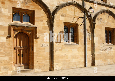 [Oxford University] building wall in sunlight, 'Tom Quad', 'Christ Church' College, Oxford, England, UK Stock Photo