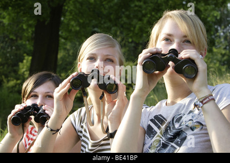 Junge Frauen mit Feldstechern Stock Photo