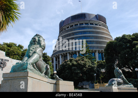 The Beehive, New Zealand Parliament, including the Lions from the war memorial on Lambton Quay. Stock Photo