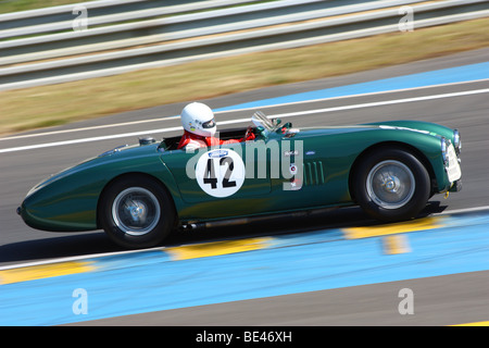 Motor Racing Legends - MG MGB Le Mans (1964) 24 hours of Le Mans racetrack Stock Photo