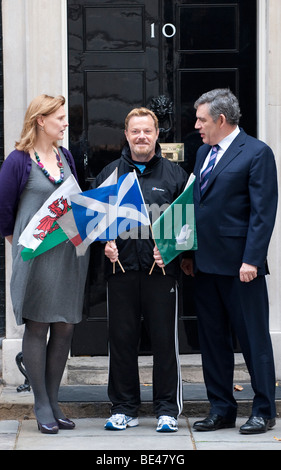 The Prime Minister and Sarah Brown welcome Eddie Izzard to Downing Street Stock Photo
