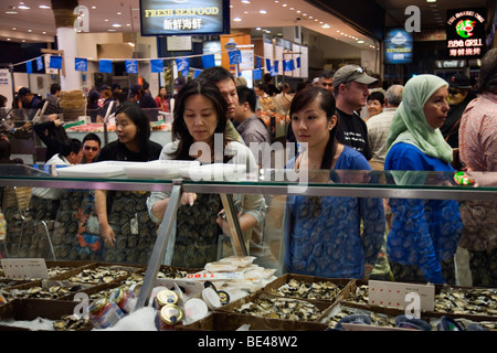 Customers buying fresh seafood at the Sydney Fish Market. Blackwattle Bay, Sydney, New South Wales, AUSTRALIA Stock Photo