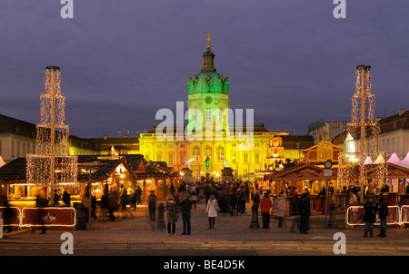 Berlin. Weihnachtsmarkt am Schloss Charlottenburg. Christmas market at Charlottenburg Castle. Stock Photo