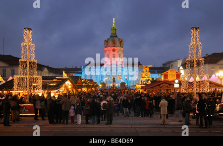 Berlin. Weihnachtsmarkt am Schloss Charlottenburg. Christmas market at Charlottenburg Castle. Stock Photo