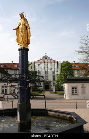 City fountain, Schloss Bad Wurzach castle in the back, Ravensburg county, Upper Swabia, Baden-Wuerttemberg, Germany, Europe Stock Photo