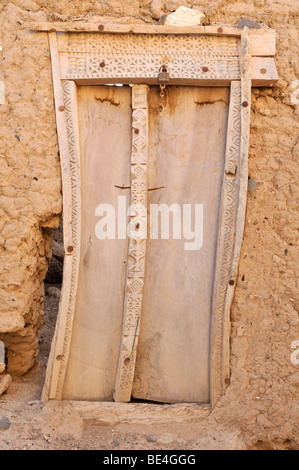 Historic carved door, adobe wall, old town of Sinaw, Sharqiya Region, Sultanate of Oman, Arabia, Middle East Stock Photo