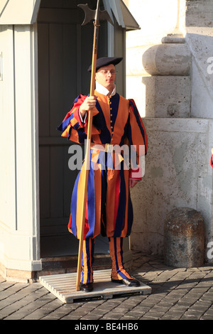 Swiss Guard on sentry duty outside St Peter's Basilica, Vatican City ...