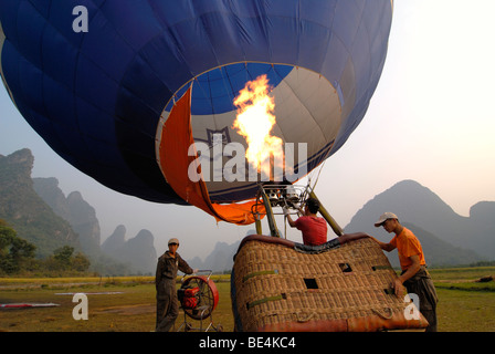 Preparing hot-air balloons for liftoff, first Chinese balloonists club in Yangshuo, Guilin, Guanxi, China Stock Photo