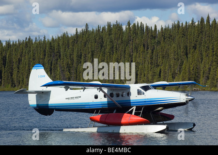 Taxiing de Havilland Canada DHC-3 Otter, Floatplane, Canoe tied to float, bush plane, Caribou Lakes, upper Liard River, Yukon T Stock Photo