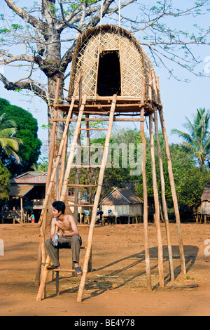 'Man house' where a husband lives prior to his wedding, Kreung hilltribe village, near Banlung, Ratanakiri Province, Cambodia Stock Photo