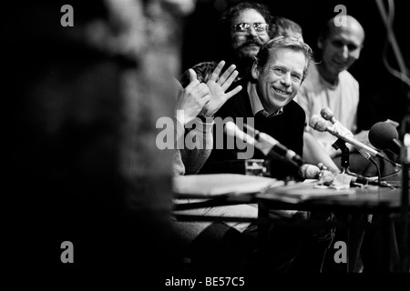 Vaclav Havel meetsthe press at the Magic Lantern  in Prague announcing the collapse of communism. Czechoslovakia November 1989 Stock Photo