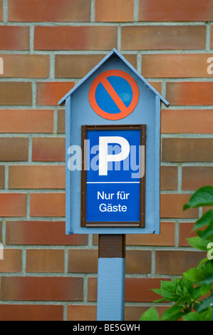 Sign in the form of a house reading Nur fuer Gaeste, German for: parking for guests only, limited parking Stock Photo