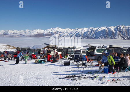 Picnic Lunch, Roundhill Ski Area, Fog over Lake Tekapo, Hall Range, Mackenzie Country, Canterbury, New Zealand Stock Photo