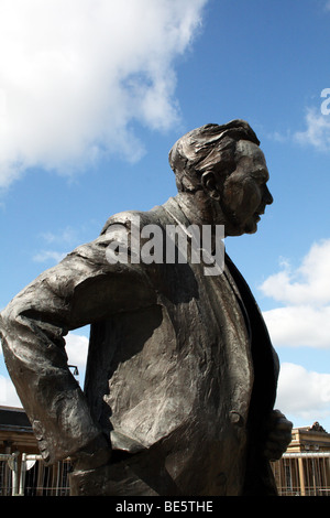 Harold Wilson Sculpture Huddersfield Kirklees outside station in St Georges Square Stock Photo