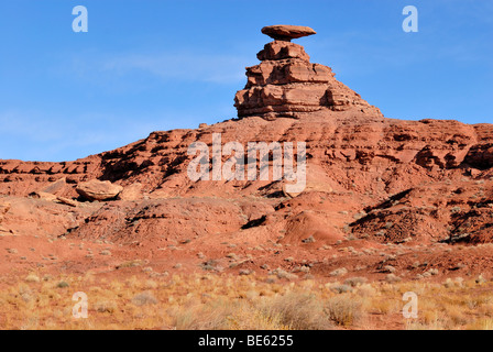 Mexican Hat Rock, Highway 163 near Mexican Hat, Utah, USA Stock Photo