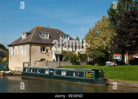 Narrow boat on the kennet and avon canal at Hungerford Wharf Stock Photo