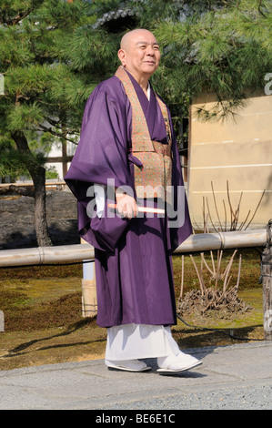 Buddhist monk in front of Kodaiji Temple, Higashiyama, Kyoto, Japan ...