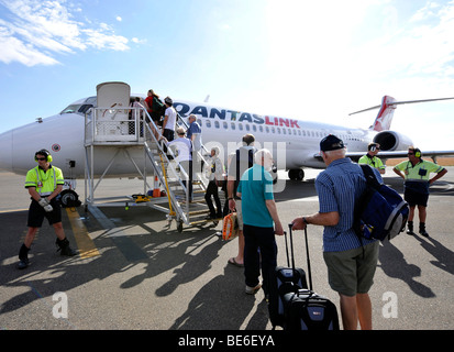 Passengers boarding Qantas Airlines Boeing 717, Ayers Rock Airport, also known as Connellan Airport, Ayers Rock, Northern Terri Stock Photo