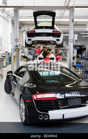 Audi employees doing final inspections of the Audi R8 sports car at the finish line in the Audi R8 assembly hall, Baden-Wuertte Stock Photo