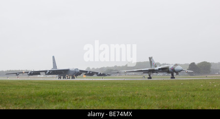 B52-B Stratofortress and Avro Vulcan B2 XH558 return from their air display at RAF Fairford in Gloucestershire, UK Stock Photo