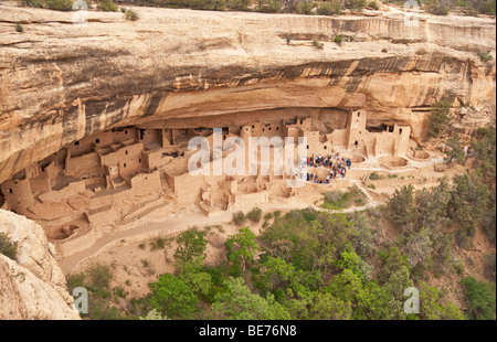 Colorado Mesa Verde National Park Cliff Palace cliff dwelling ranger interpretive talk to visitors Stock Photo