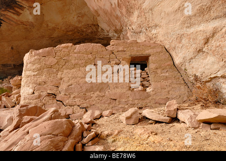 Historic remnants of a dwelling of the Anasazi Indians, about 900 years old, Cold Springs Cave near Bluff, Utah, USA Stock Photo