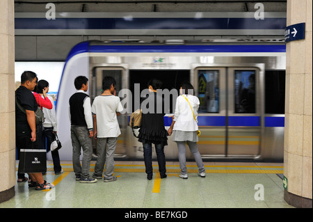 Passengers waiting for an arriving Subway train, Beijing CN Stock Photo