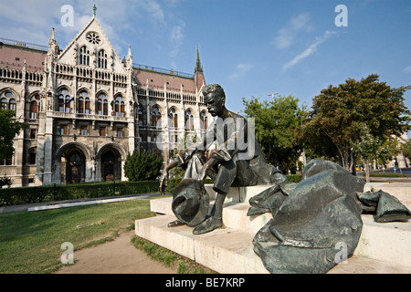 A statue of Attila József outside the Hungarian Parliament building in Kossuth Square, Budapest Stock Photo