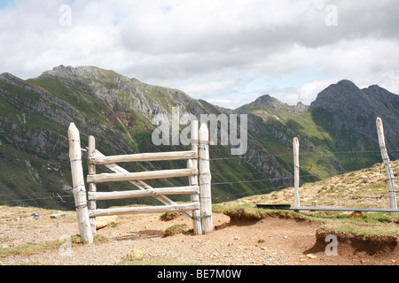 ´Portilla´ (typical gate) and trail in Las Ubiñas-La Mesa Natural Park near Tuiza, Lena, Asturias, Spain Stock Photo