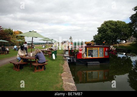 The Ducks’ Ditty Floating Café Bar on the Tiverton canal Stock Photo