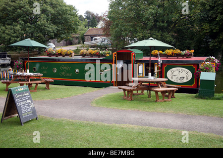 The Ducks’ Ditty Floating Café Bar on the Tiverton canal Stock Photo