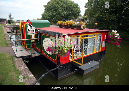The Ducks’ Ditty Floating Café Bar on the Tiverton canal Stock Photo