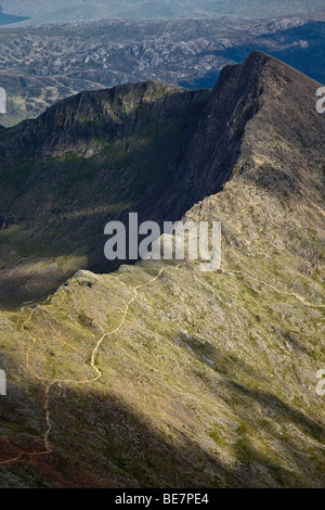 The ridge of Y Lliwedd and the Watkin Path from the summit of Snowdon (Yr Wyddfa), Snowdonia National Park (Eryri), Gwynedd, Wales Stock Photo