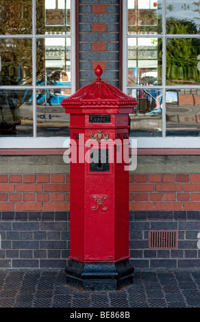 Victorian post box on the forecourt of Kidderminster Railway Station Stock Photo