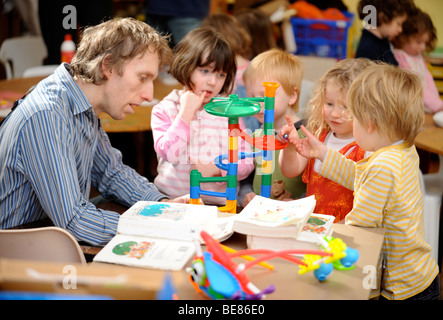 YOUNG CHILDREN PLAYING GAMES IN A GROUP AT A SUNDAY SCHOOL UK Stock Photo