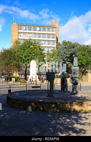 Barbara Hepworth Family of Man sculpture, Cenotaph and office block, Wakefield, West Yorkshire, England, UK. Stock Photo
