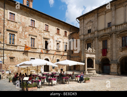 Street cafe in front of the Palazzo Tarugi in the Piazza Grande, Montepulciano, Tuscany, Italy Stock Photo