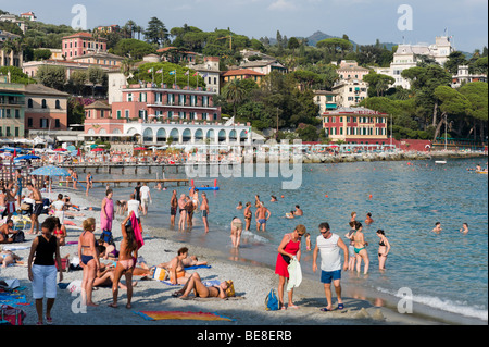 Beach at Santa Margherita Ligure in the late afternoon, Golfo del Tigullio, Italian Riviera, Liguria, Italy Stock Photo