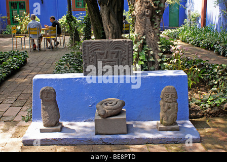 Pre-Columbian artifacts and outdoor cafe , Museo Frida Kahlo, also known as the Casa Azul, or Blue house, Coyoacan, Mexico City Stock Photo