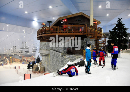 Snowboarders in the Ski Dubai indoor skiing hall in the Mall of the Emirates, Dubai, United Arab Emirates, Arabia, Middle East, Stock Photo