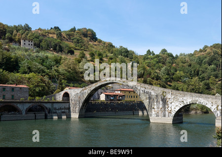 11th Century Ponte della Maddalena crossing the River Serchio, near Borgo a Mozzano, Tuscany, Italy Stock Photo