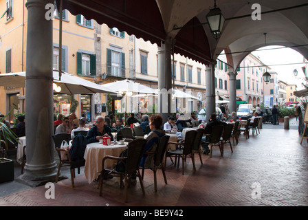 Diners sit at tables being waited on in Borgo Stretto, Pisa Stock Photo