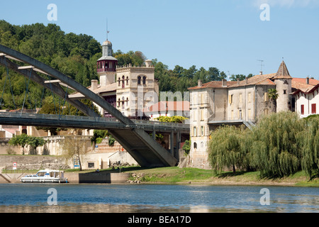 The bridge over the River Lot at Castelmoron sur Lot, Aquitaine, France Stock Photo