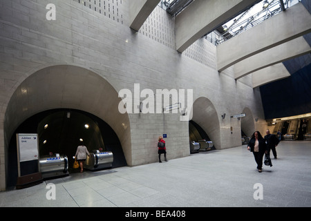 intermediate concourse, Southwark tube station, London Underground, England, UK Stock Photo