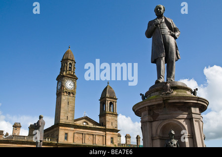 dh Paisley Town Hall PAISLEY RENFREWSHIRE Sir Peter Coats statue Paisley Town hall centre monument Stock Photo