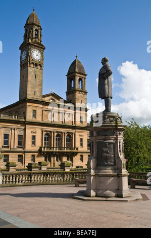 dh Paisley Town Hall PAISLEY RENFREWSHIRE Thomas Coats statue centre monument feature Stock Photo