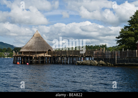 dh Loch Tay KENMORE PERTHSHIRE Scottish Crannog Centre Loch Tay Crannog building scotland Stock Photo