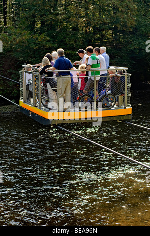 Passengers traveling on the 'overhead ferry' at the Müngsten viaduct park, Solingen, North Rhine-Westphalia, Germany. Stock Photo